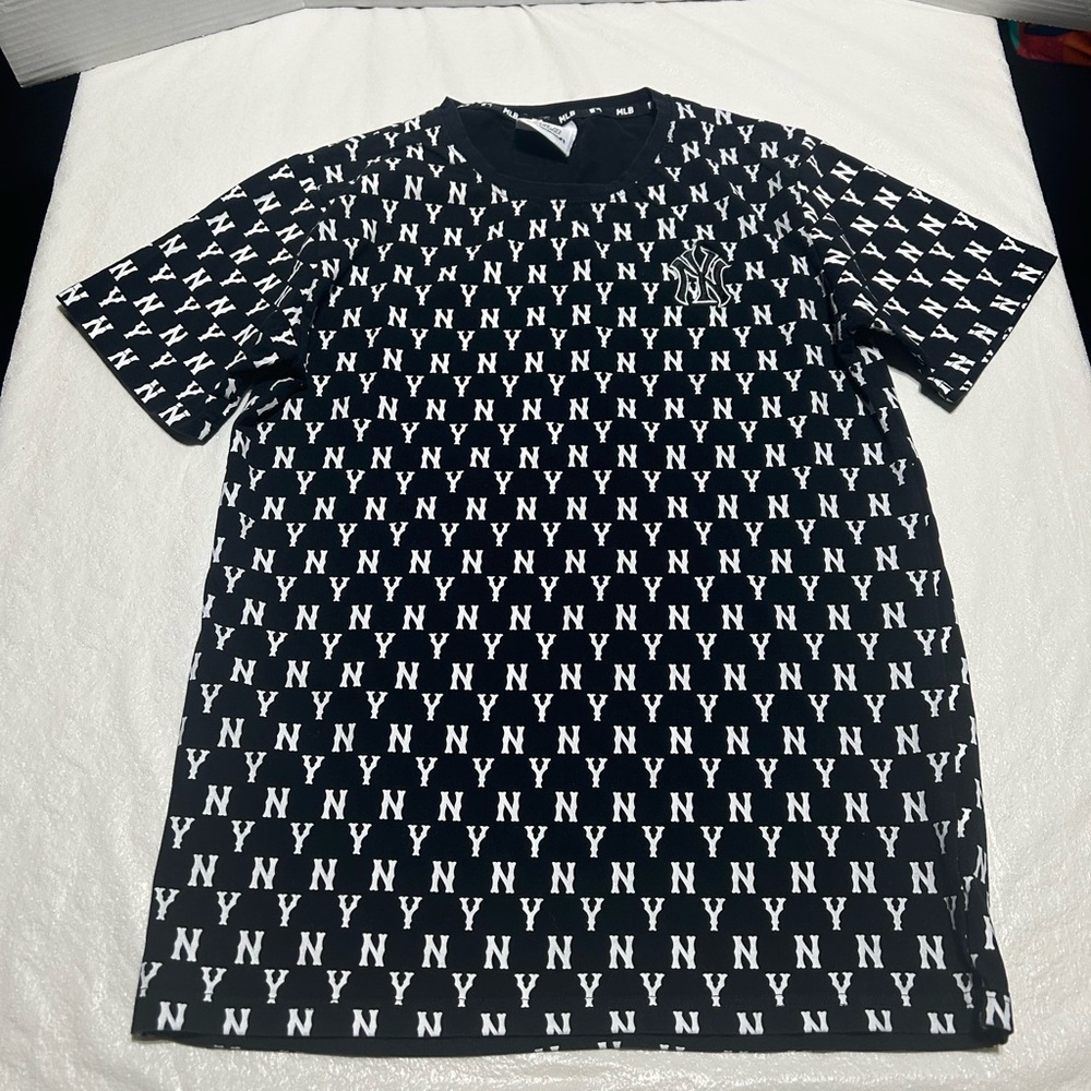 MLB Black and White NY Patterned Tee